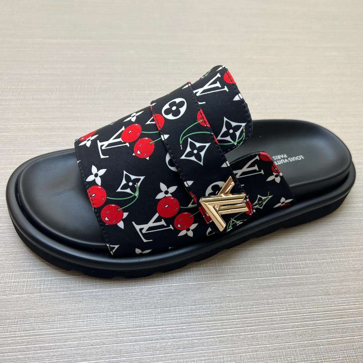 Factory price: 360💰【LOUIS VUITTON】Louis Vuitton, LV printing, men's and women's slippers are on the market, drawer box packaging with cloth bag, card, the upper pattern looks very soft and waxy, super versatile leg slimming artifact. Fabric: imported denim/canvas/old fabric, LV hardware LOGO, official website pattern printing, comfortable to wear, foot pads: high elastic men's shoes💰U water table. Sole: foam sole, heel height: about 5cm. Code number: 35-46, 35, 45, 46 are custom-made and non-returnable. Color: multiple colors and styles available.